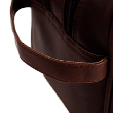 Afbeelding in Gallery-weergave laden, Toilettas Stacey Wax pull up leder bruin