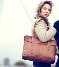 Afbeelding in Gallery-weergave laden, DAMES 15.6 LAPTOPTAS DALIAN MET KLEP COGNAC