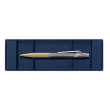 Afbeelding in Gallery-weergave laden, Cosmic blue balpen 849 goud in etui Caran d&#39;Ache Limited Edition
